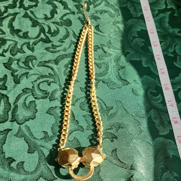 Elegant Gold Leopard Head Chain Necklace - Picture 4 of 8